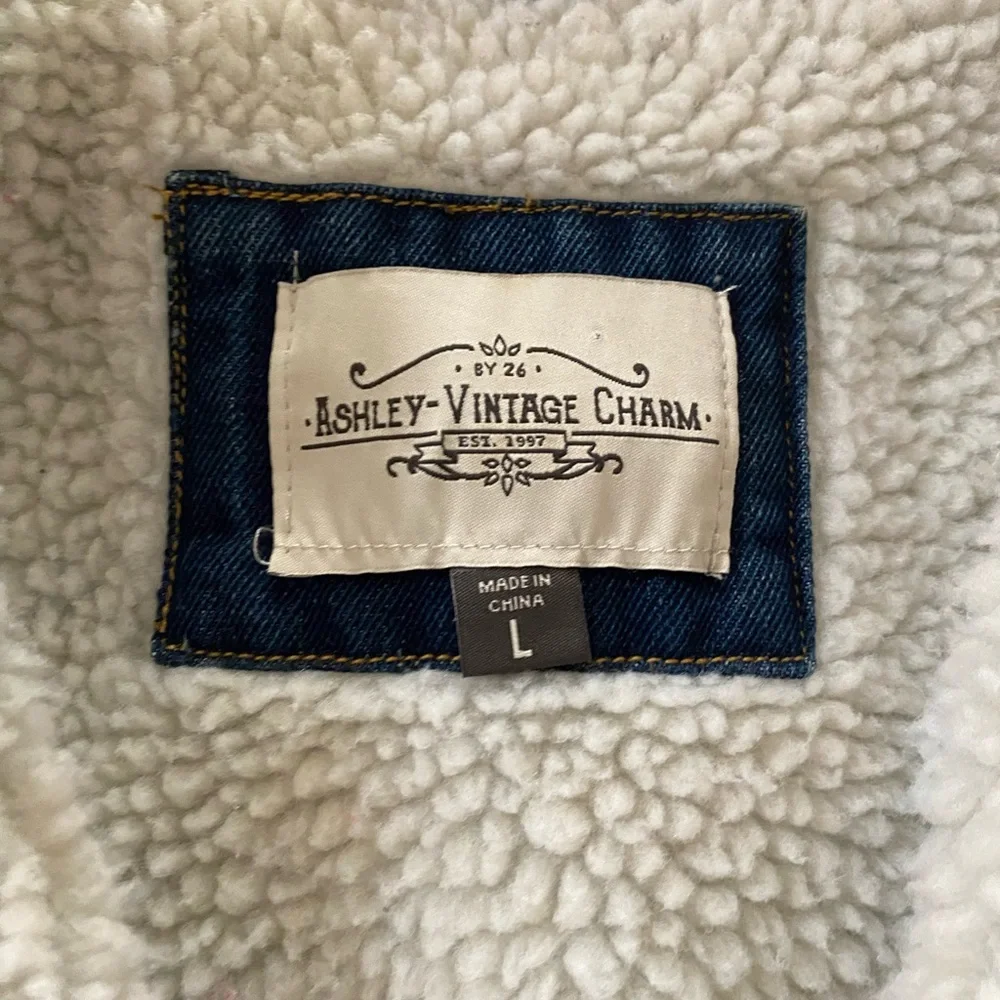 Vintage Sherpa Trim Denim Jacket Oversized Color Blue Size L - Picture 5 of 6